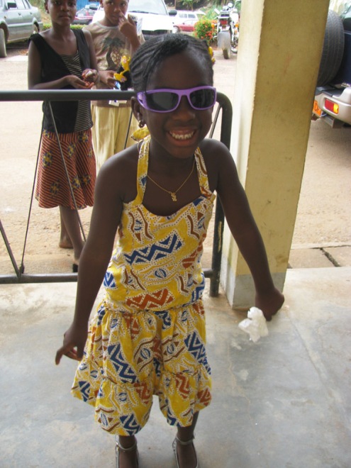 Une mignonne petite Camerounaise... A quelle famille est elle afilliée selon vous?