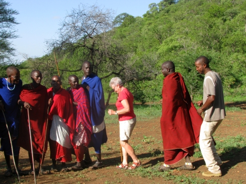 Louise, notre future Maasai... Quoi que les femmes dansent pas d'habitude. Et non, elle n'a pas sauté! ;-)