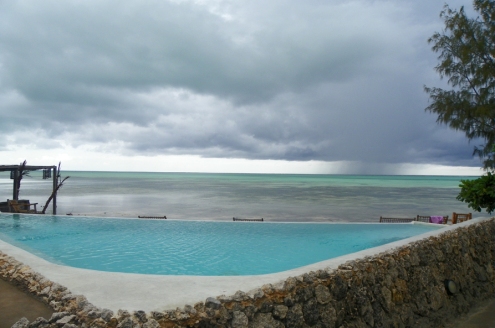 La chouette piscine de l'ôotel, avec vue sur la mer dans laquelle on peut se baigner quand la marée le permet.