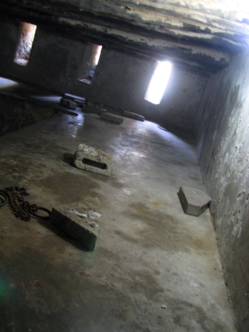 L'intérieur d'une «chambre d'esclave » dans un sous-sol... Celle-ci pouvait contenir 75 femmes et leurs nombreux enfants...