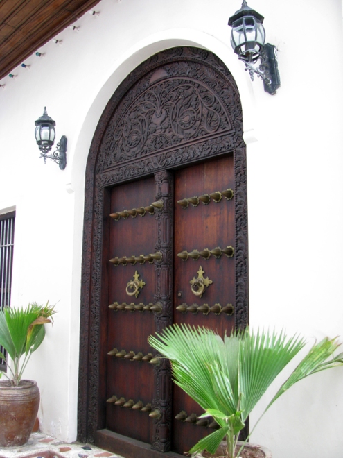 Une porte de famille arabe (le linteau est rond) très bien restaurée et/ou conservée. 