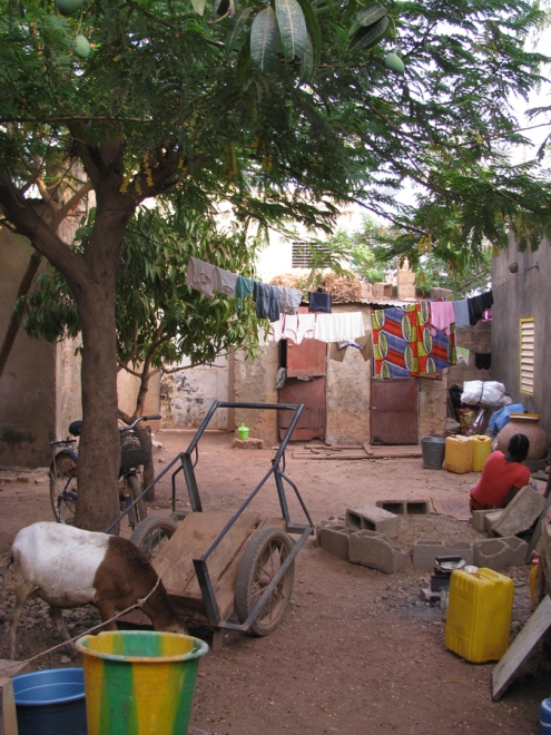 La cours commune d'une famille de déplacés à la trame d'accueil de Ouaga 2000.